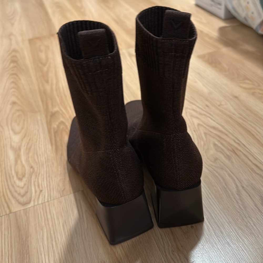 Elegant Brown Women's Ankle Boots - Picture 3 of 5